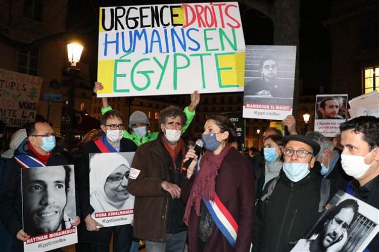 SİSİNİN FRANSADA AĞIRLANMASI PROTESTO EDİLMİŞTİ