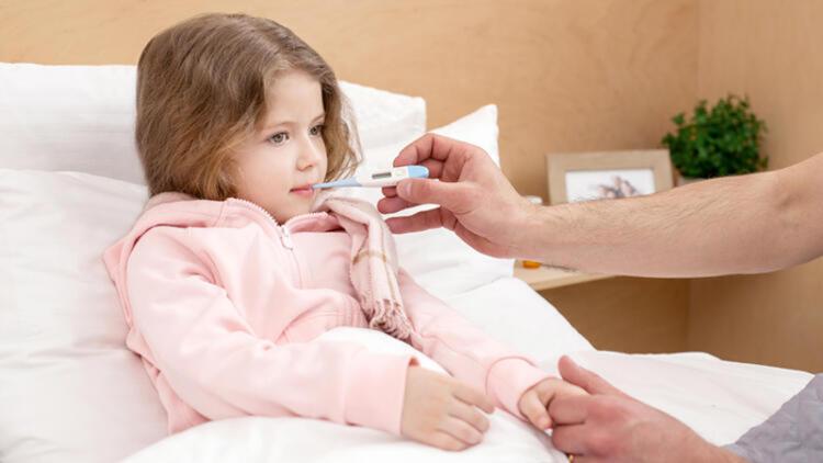Koronavirüse yakalanma endişesi ile çocuğu doktora götürmemek ciddi sonuçlara yol açabilir