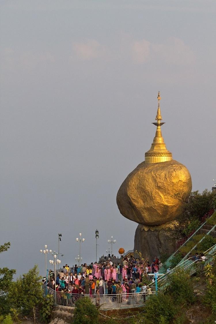Myanmar’daki altın kaya