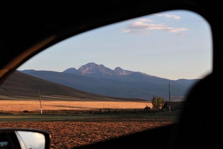 Ermenistan’daki Aragats Dağı’nın eteğindeki yol