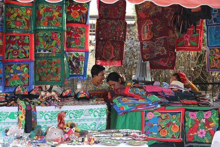 Kızılderili kültürüne bağlı şekilde yaşıyorlar