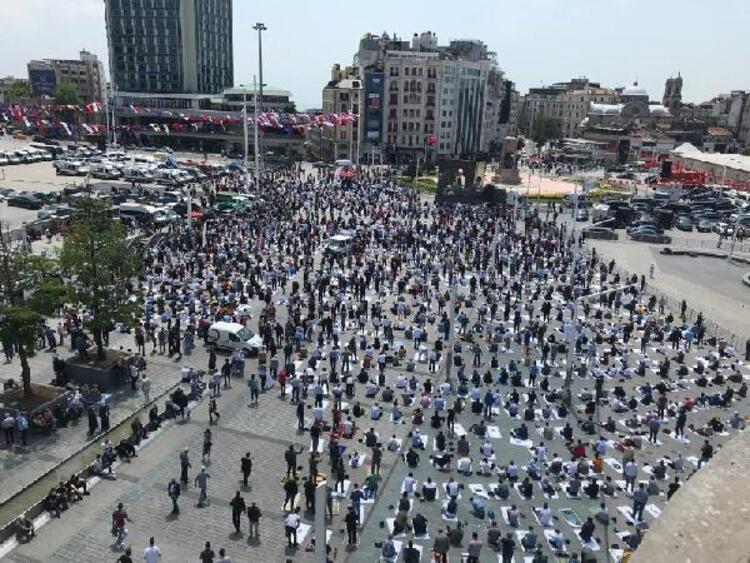Taksim Camii'nde ilk cuma namazı! Kalabalık meydana taştı - Son Dakika  Haberleri İnternet