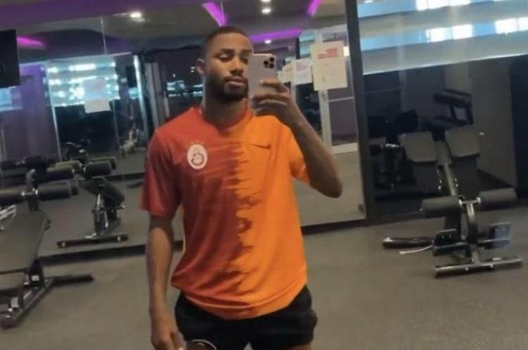 GALATASARAY FORMASINI GİYDİ