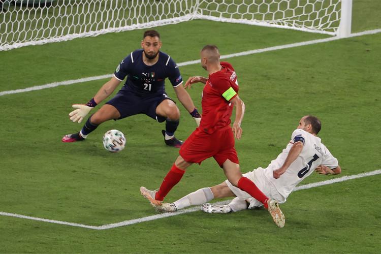 ÖNDER ÖZEN: TUZAĞA DÜŞTÜK