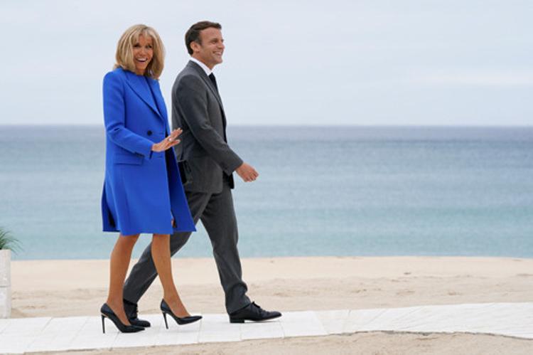 BAYAN MACRON RESMİ ŞIKLIK İÇİNDE