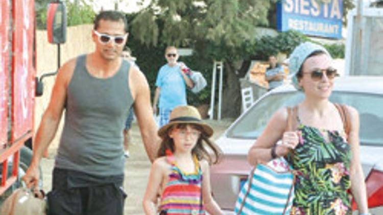 Kızıyla tatile çıktı