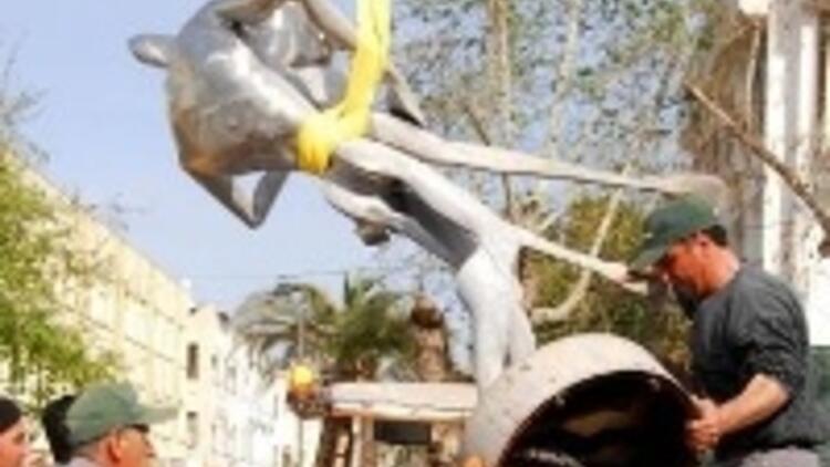 MHPli başkan Aşk heykelini kaldırdı