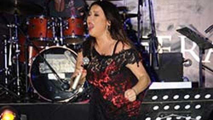 Deniz Seki'den Çeşme konseri