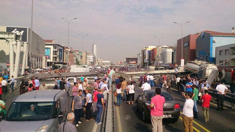 Üst geçit çöktü trafik durdu