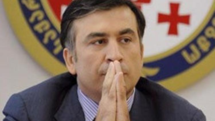 Gürcistan Cumhurbaşkanı kolunu kırdı