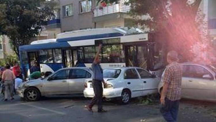 Ankarada belediye otobüsü kaza yaptı: Bir kişi öldü, 2 yaralı