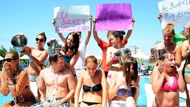 Havuz başında Ice Bucket etkinliği