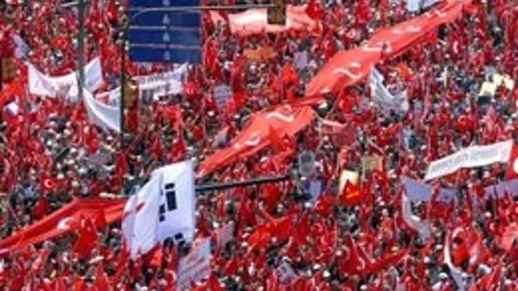Çağlayan'da bayrak denizi