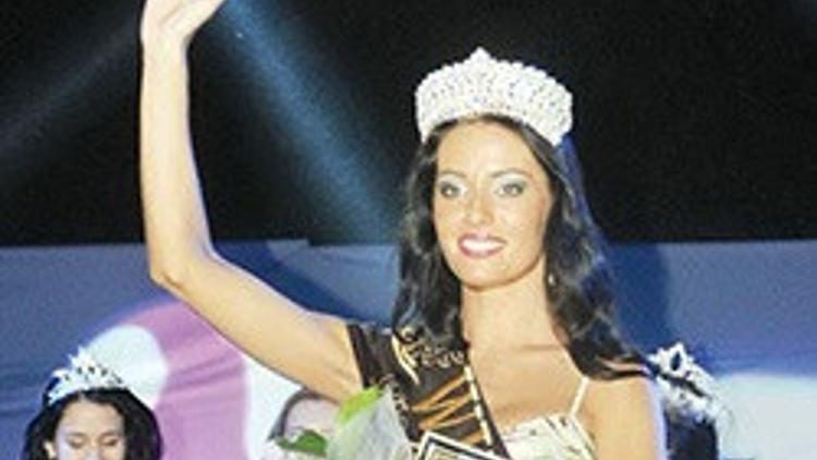 Letonyalı model tacı kaptı
