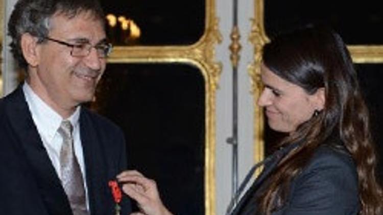 Orhan Pamuk'a Legion D'honneur nişanı