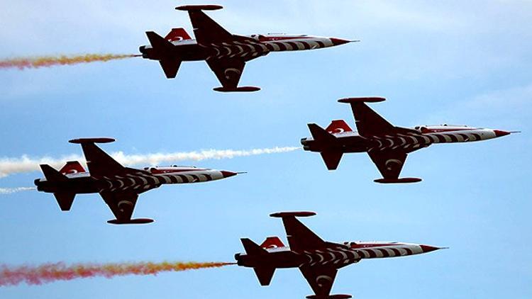 Türk Yıldızları Polonya'da gösteri yaptı