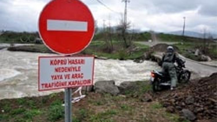 Bel vermiş köprünün ortasında protesto