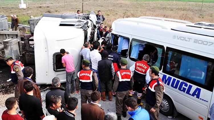TIR’la yolcu minibüsü çarpıştı: 15 yaralı