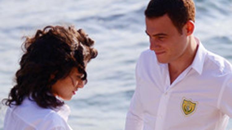 KEREM’DEN ZEYNEP’E ROMANTİK JEST