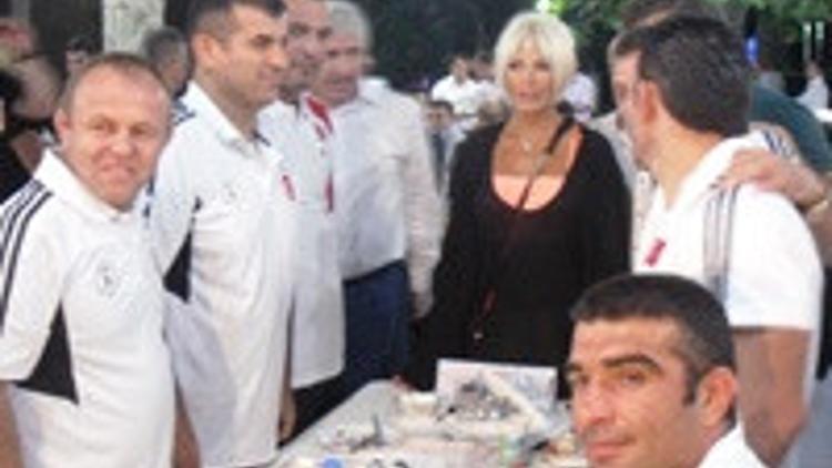 Bağış'tan güreÅŸçilere destek