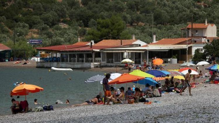 Yunanistan'da yeni vergiler öncesi halk tatil bölgelerine akın etti