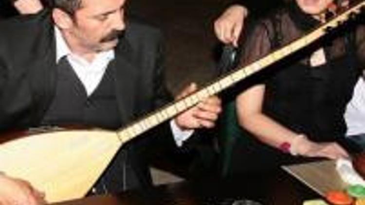 Babasını izlerken gözyaÅŸlarını tutamadı