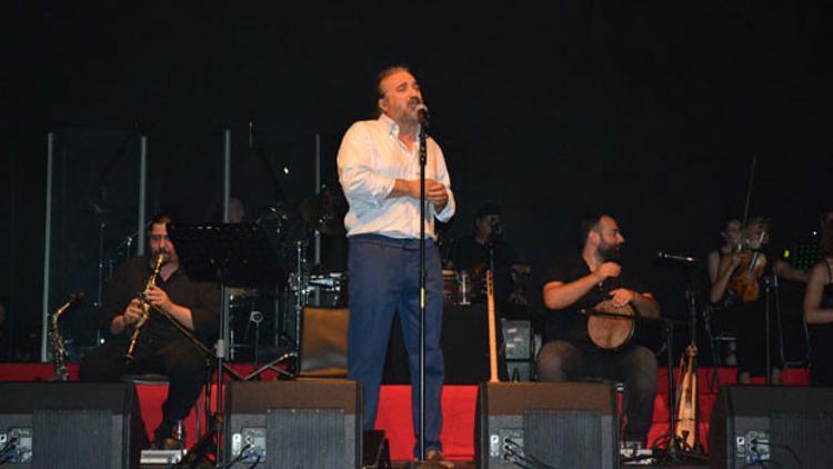 Volkan Konak Açıkhava sahnesinde sevenleriyle buluştu