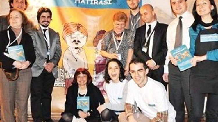 Hem gezeriz hem yazarız