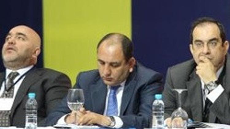 Aziz Yıldırım tek kaldı