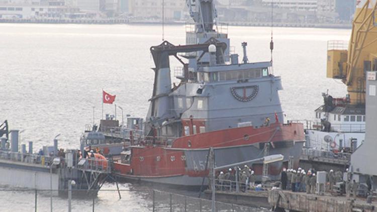 Şehitler için bayrak çekildi