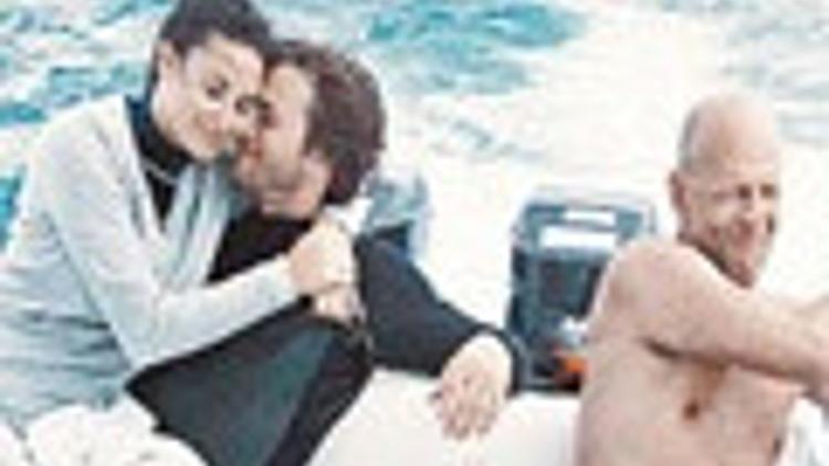 Bir yanında eski bir yanında yeni eşi