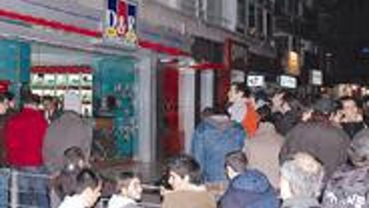 D&R’da geceyarısı oyun kuyruğu
