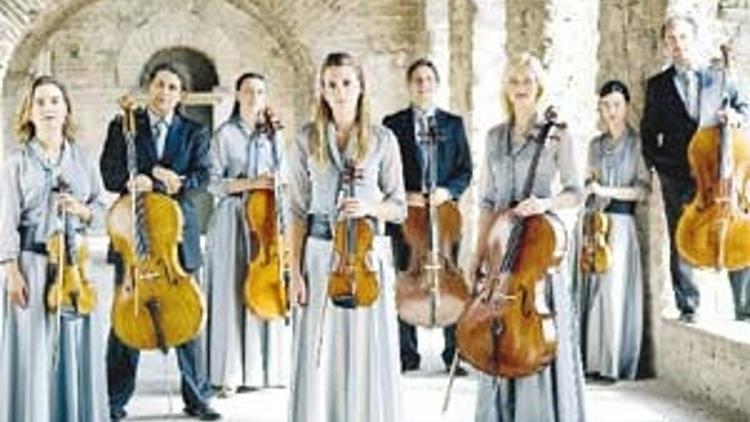 Berlin Duvarı yıkıldı, klasik müzik orkestrası modayla buluştu