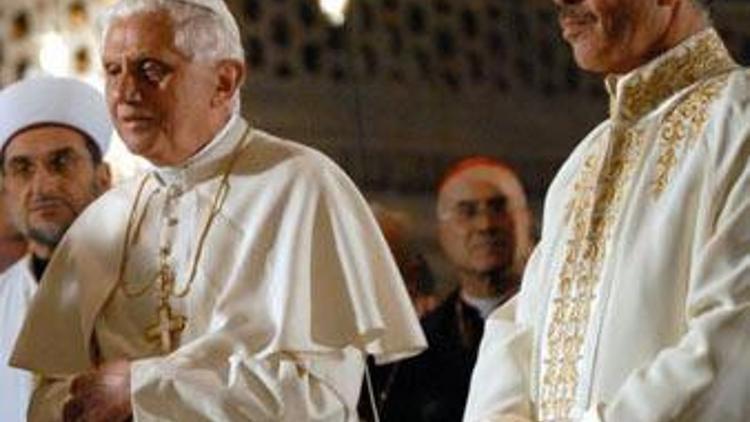 Dış basın: Papa tarihi jest yaptı