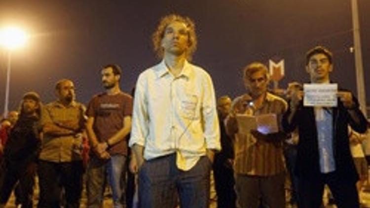 'Duran Adam': Yeni bir protesto ÅŸekli