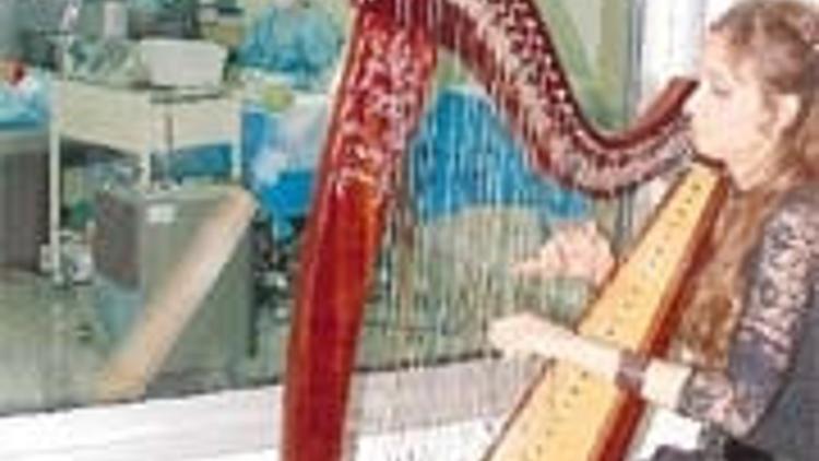 VIP hastaya canlı müzikle göz ameliyatı