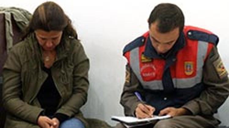 Kadın kuyumcu, tabancalı adamı odunla kovaladı