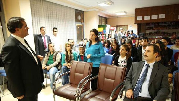 Rektör, yurtta kalan öğrencilerle buluştu