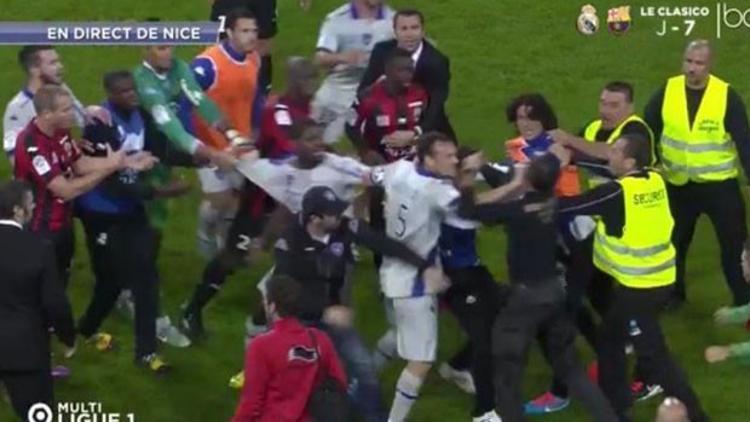 Bir bayrak krizi daha... Nice-Bastia maçında Korsika bayrağı açılınca ortalık karıştı