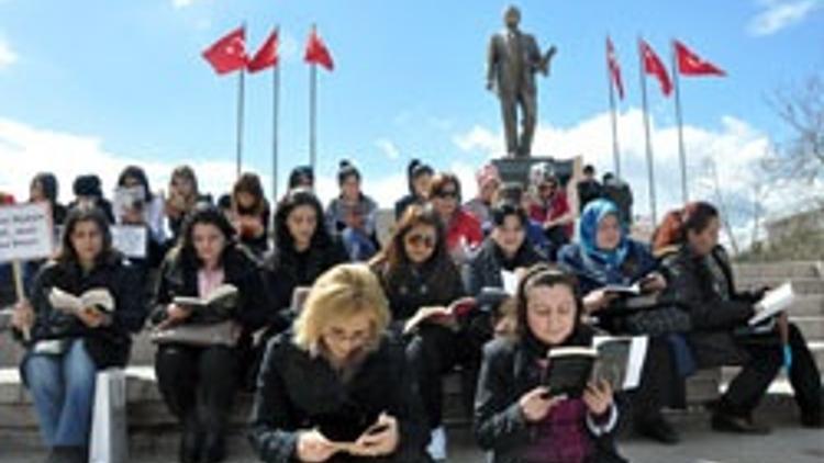 Meydanlarda kitap okuma etkinliği