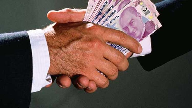 Biri gümrükçüyü gözetliyor!