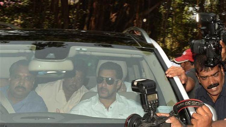 Bollywood'un ünlü aktörüne hapis şoku