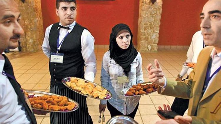 Arap müşteriye Suriyeli garson