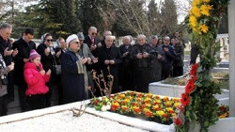 Çetin Emeç mezarı başında anıldı