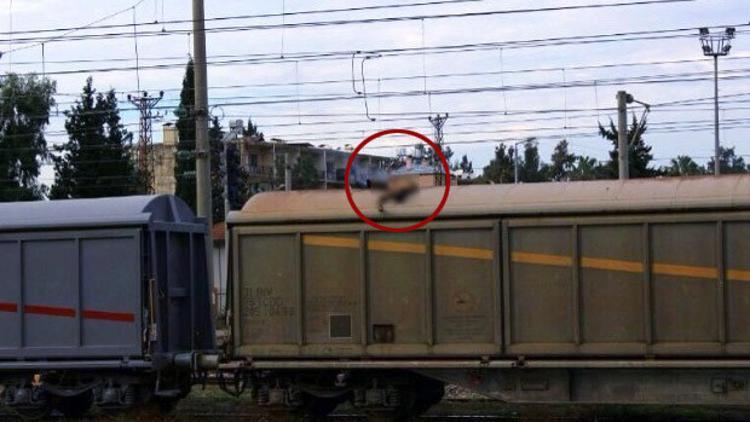 Vagonların üzerinde poz verirken akıma kapılıp öldü