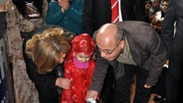 Diyarbakır'da AK Partililer Erdoğan için pasta kesti