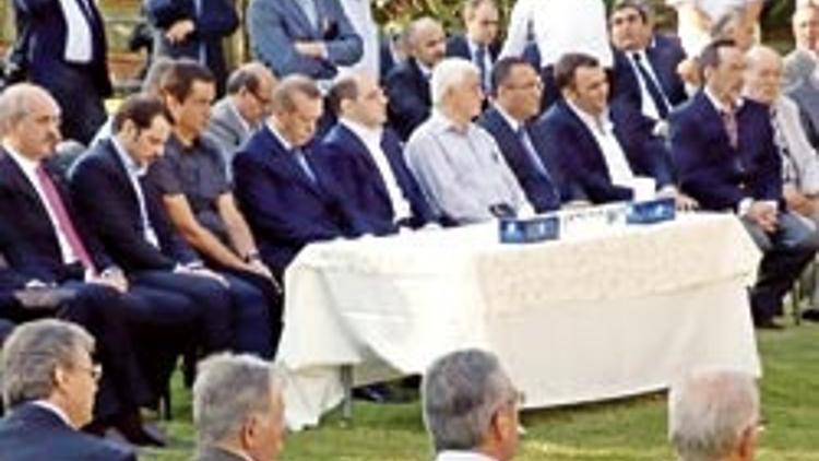 Taziyeye gelenler bahçeye sığmadı