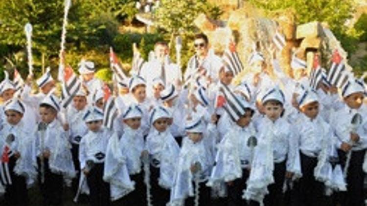 Sünnet çocukları yöneticileri duygulandırdı