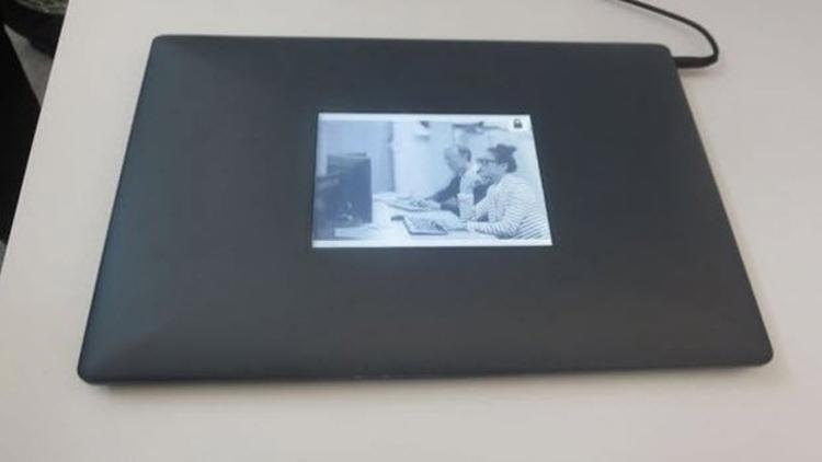 Intel'den iki ekranlı laptop!