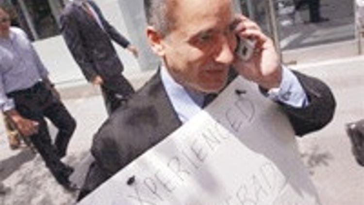 Boynuna levha astı, ’MIT mezunu iş arıyor’ diye Wall Street’e çıktı